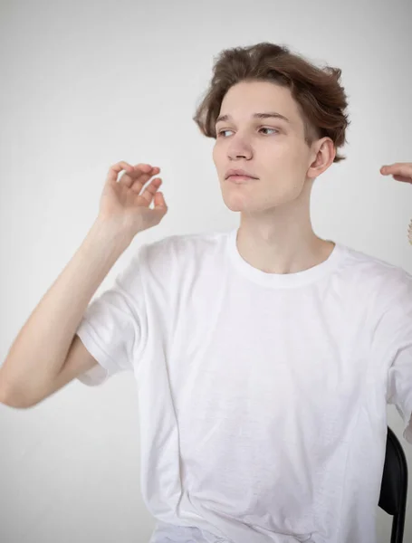 Porträtt Attraktiv Ung Europeisk Man Vit Skjorta Isolerad Ljusgrå Med — Stockfoto
