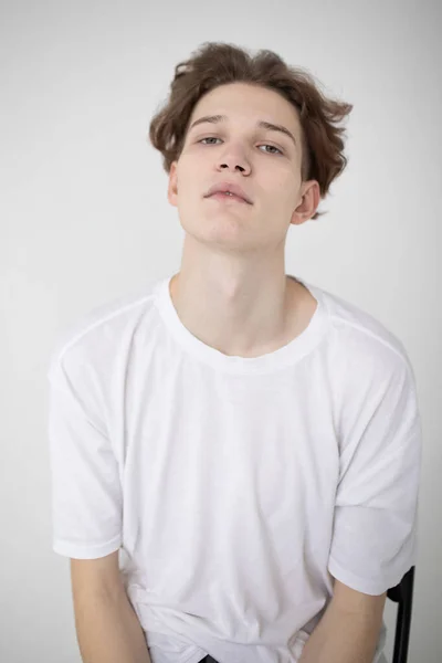 Portret Van Een Aantrekkelijke Jonge Europeaan Wit Hemd Geïsoleerd Lichtgrijs — Stockfoto