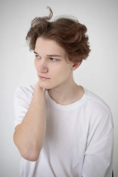 Porträtt Attraktiv Ung Europeisk Man Vit Skjorta Isolerad Ljusgrå — Stockfoto