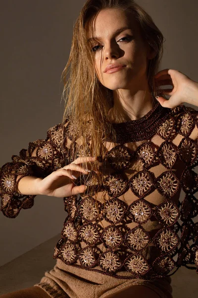 Güzel sarışın Avrupalı kadın, gün batımında oda resminde.