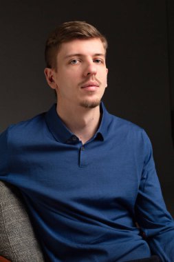 Siyah portrede izole edilmiş kısa sakallı ve bıyıklı çekici sarışın Avrupalı bir adam.