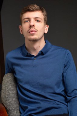 Siyah sakallı ve bıyıklı çekici sarışın Avrupalı adam.