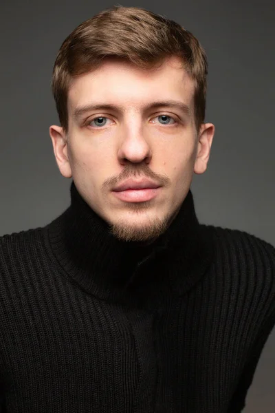 Retrato Jovem Loiro Europeu Com Barba Curta Bigode Isolado Preto — Fotografia de Stock