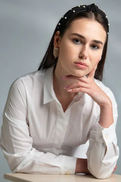 Koyu Saçlı Uzun Kollu Beyaz Bluzlu Genç Bir Kadın Sandalyeye — Stok fotoğraf