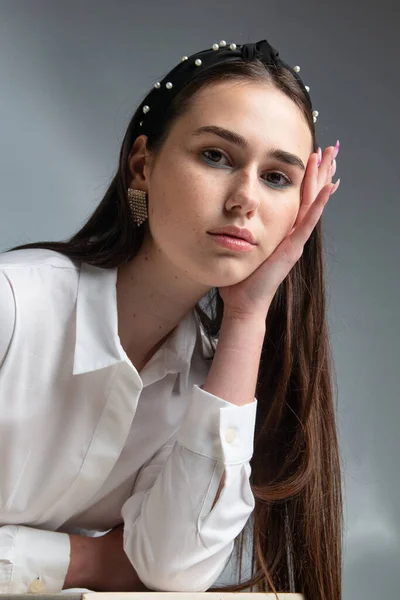 Молодая Женщина Темными Волосами Белой Блузке Длинным Рукавом Изолированная Сером — стоковое фото