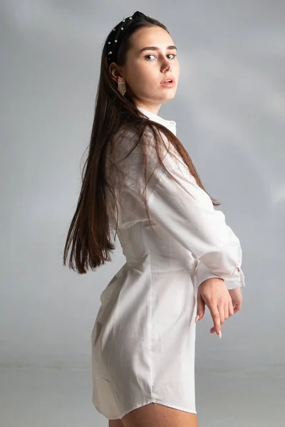 Junge Frau Mit Dunklen Haaren Weißer Langarmbluse Isoliert Auf Grau — Stockfoto