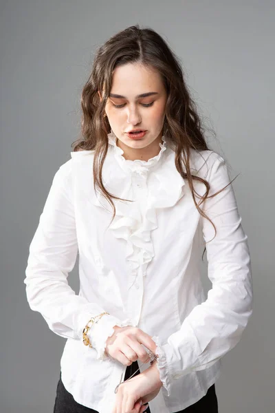 Mujer Joven Tímida Con Pelo Largo Blusa Blanca Manga Larga — Foto de Stock