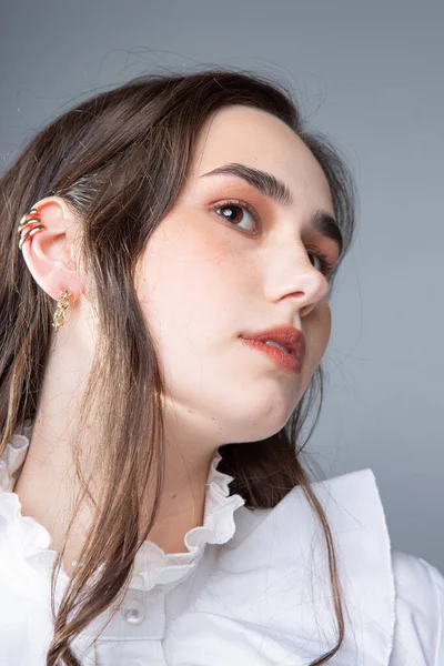 Retrato Mulher Jovem Com Cabelos Longos Com Olhos Castanhos Escuros — Fotografia de Stock