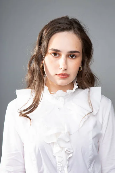 Retrato Mulher Jovem Com Cabelos Longos Com Olhos Castanhos Escuros — Fotografia de Stock