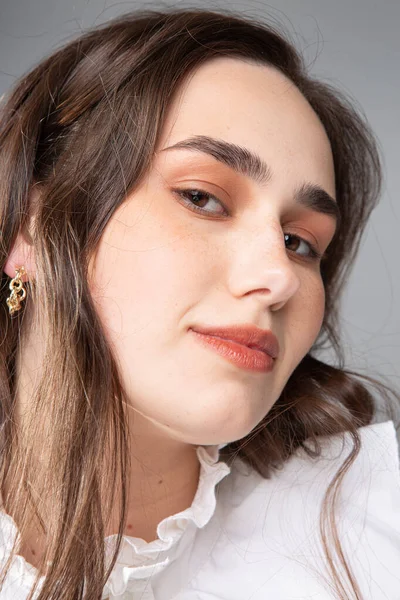 Leende Ung Kvinna Med Långt Hår Med Mörkbruna Ögon Isolerade — Stockfoto