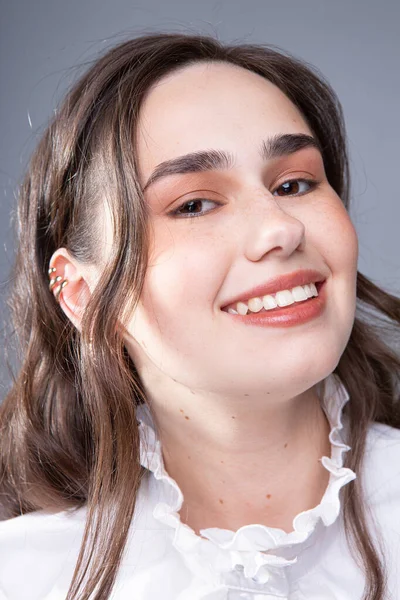 Portrét Usmívající Mladé Ženy Dlouhými Vlasy Tmavohnědýma Očima Izolovanými Šedi — Stock fotografie