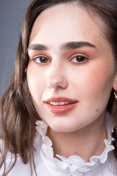 Mladá Žena Dlouhými Vlasy Tmavohnědýma Očima Detailní Portrét — Stock fotografie