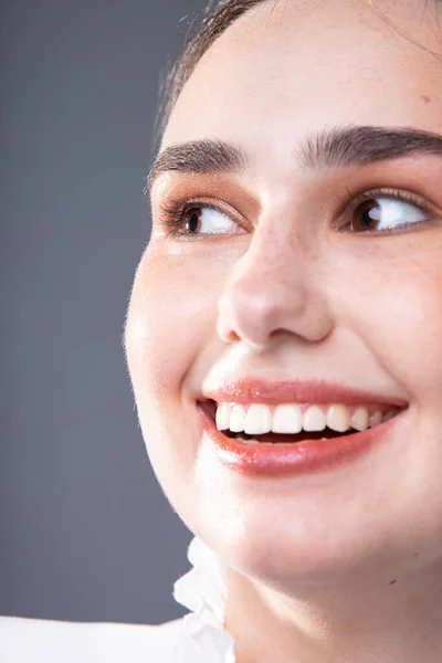 Uśmiechnięta Biała Młoda Europejka Ciemnobrązowymi Oczami Zebranymi Włosami Portret Bliska — Zdjęcie stockowe