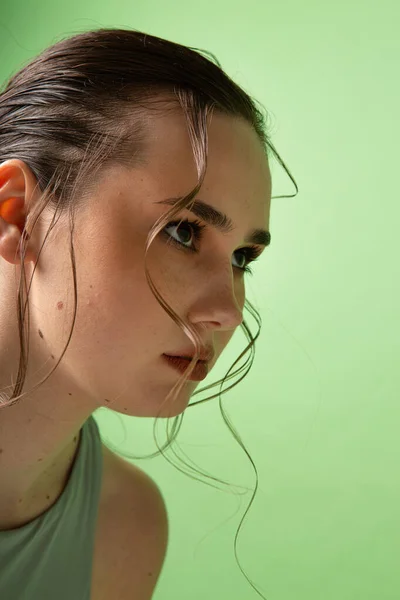 Retrato Mulher Jovem Forte Com Cabelo Escuro Reunido Isolado Verde — Fotografia de Stock