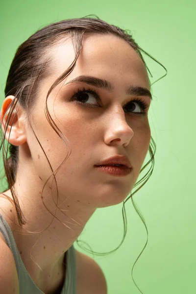 Porträtt Ung Kvinna Med Samlat Mörkt Hår Isolerat Grönt — Stockfoto