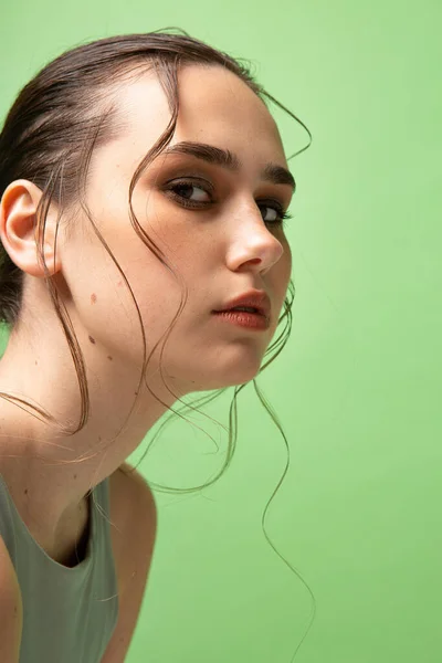 Retrato Mulher Jovem Com Cabelos Escuros Reunidos Com Lábios Gordos — Fotografia de Stock