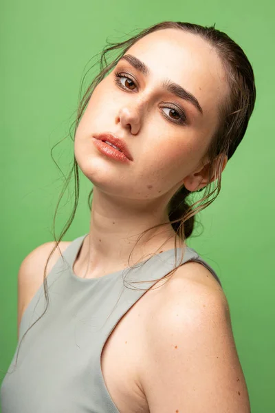 Retrato Mulher Jovem Com Cabelos Escuros Reunidos Com Olhos Castanhos — Fotografia de Stock