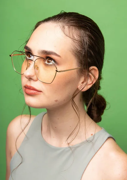 Retrato Olhar Para Cima Jovem Mulher Com Cabelos Escuros Reunidos — Fotografia de Stock
