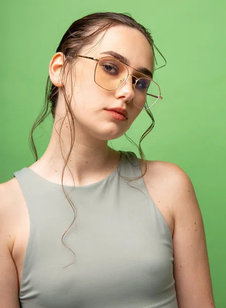 Porträtt Ung Kvinna Med Samlat Mörkt Hår Glasögon Isolerade Grönt — Stockfoto