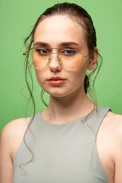 Portret Młodej Kobiety Ciemnymi Włosami Okularach Odizolowanych Zielono — Zdjęcie stockowe
