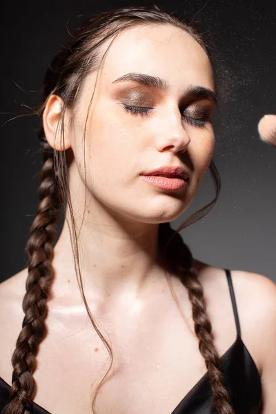 Retrato Fazer Maquiagem Jovem Mulher Europeia Com Duas Tranças Com — Fotografia de Stock