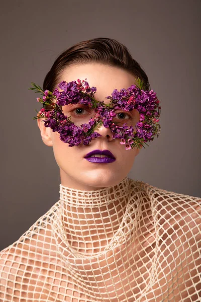 Mulher Com Máscara Ocular Feita Pequenas Flores Retrato Isolado Marrom — Fotografia de Stock