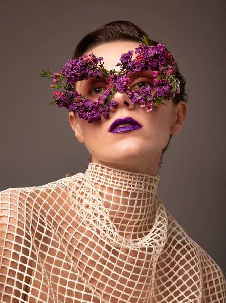 Γυναίκα Μάσκα Ματιών Από Μικρά Λουλούδια Μωβ Χείλη Προσωπογραφία Απομονωμένη — Φωτογραφία Αρχείου