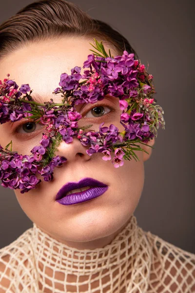 Γυναίκα Μάσκα Ματιών Από Μικρά Λουλούδια Μωβ Χείλη Προσωπογραφία Απομονωμένη — Φωτογραφία Αρχείου