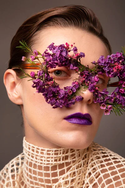 Jovem Com Máscara Ocular Feita Pequenas Flores Com Lábios Roxos — Fotografia de Stock