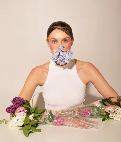 Porträtt Europeisk Kvinna Med Samlat Hår Med Blå Blommor Munnen — Stockfoto