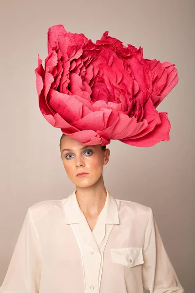 Πορτρέτο Της Νεαρής Γυναίκας Φορώντας Ροζ Παιώνιος Καπέλο Φωτεινό Ροζ — Φωτογραφία Αρχείου