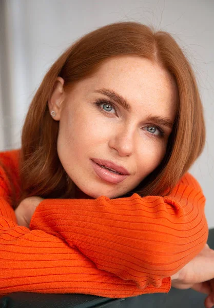 Retrato Mujer Pelo Largo Rojo Jersey Naranja Aislado Beige —  Fotos de Stock