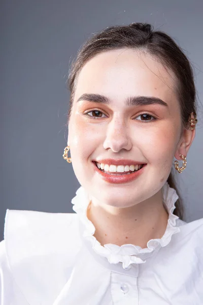 Senyum Putih Muda Wanita Eropa Dengan Mata Coklat Gelap Dengan Stok Gambar