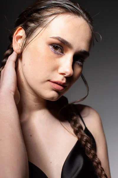 Muotokuva Tummat Hiukset Nuori Eurooppalainen Nainen Kaksi Punokset Eristetty Tummanharmaa kuvapankkikuva