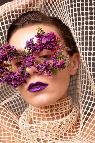 Junge Frau Mit Augenmaske Aus Kleinen Blumen Mit Lila Lippen lizenzfreie Stockbilder