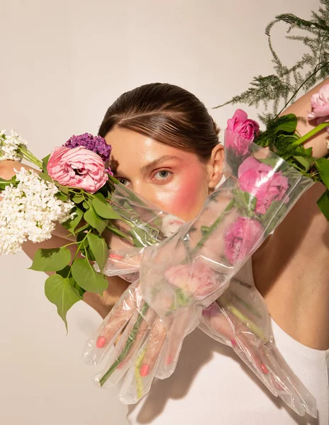 Europäerin Mit Zusammengerafften Haaren Mit Leuchtend Rosa Rouge Und Pastellfarbenen Stockbild