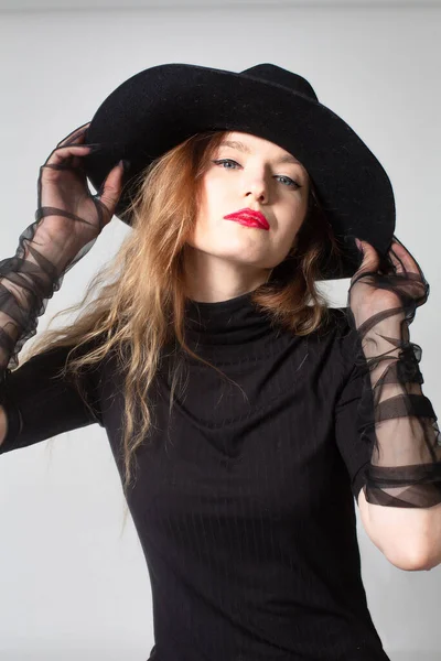白い若いヨーロッパの女性の合計黒の上に隔離された灰色の帽子 — ストック写真