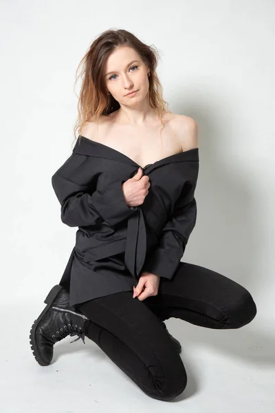 Wit Jong Europees Vrouw Met Krullend Haar Totaal Zwart Met — Stockfoto