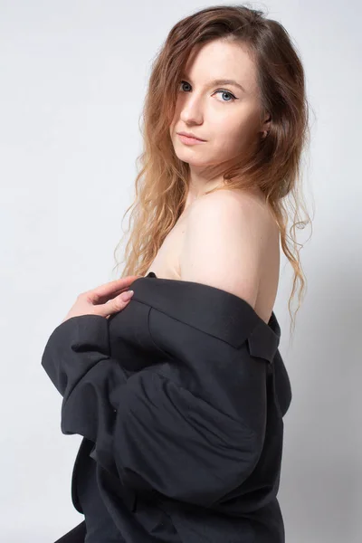 Белая Молодая Европейская Женщина Открытыми Плечами Полном Черном Изолированная Светло — стоковое фото