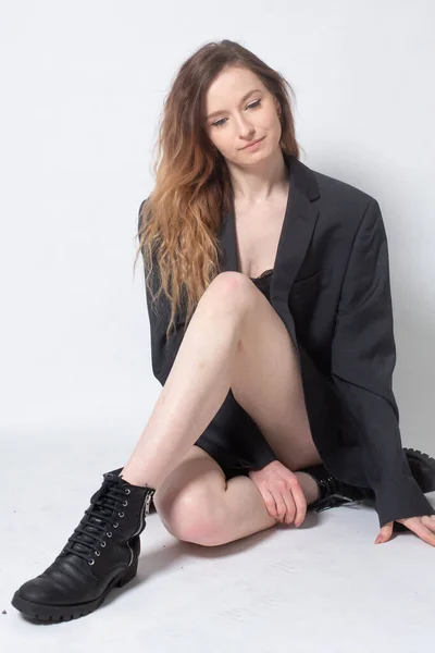 Wit Jong Europees Vrouw Met Bruin Haar Zitten Zwart Vloer — Stockfoto