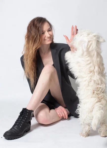 Vit Ung Europeisk Kvinna Med Hund Sittande Svart Golvet Isolerad — Stockfoto