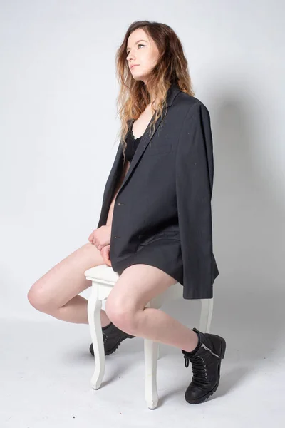 Bílá Mladá Evropanka Sedí Židli Izolované Světle Šedé Celkové Černé — Stock fotografie