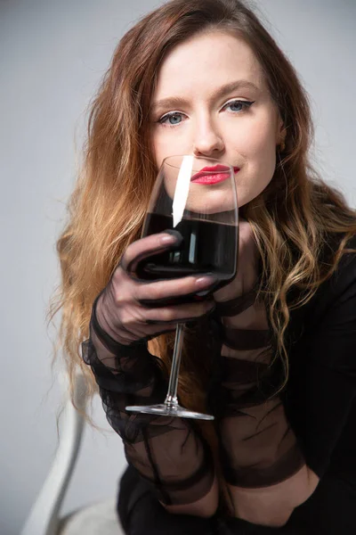 Retrato Mulher Branca Europeia Preto Com Copo Vinho Isolado Cinza — Fotografia de Stock
