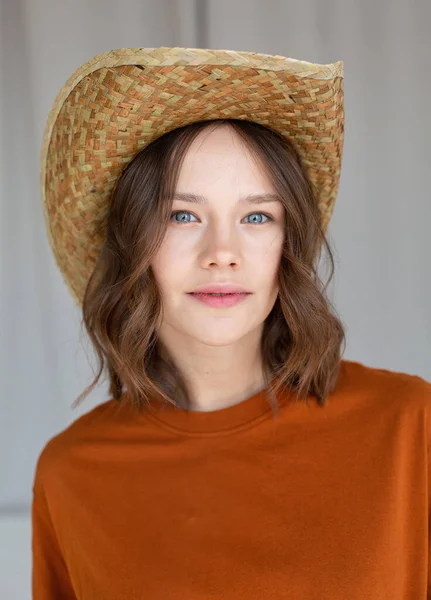 Retrato Jovem Europeia Branca Com Olhos Azuis Isolados Bege Chapéu — Fotografia de Stock