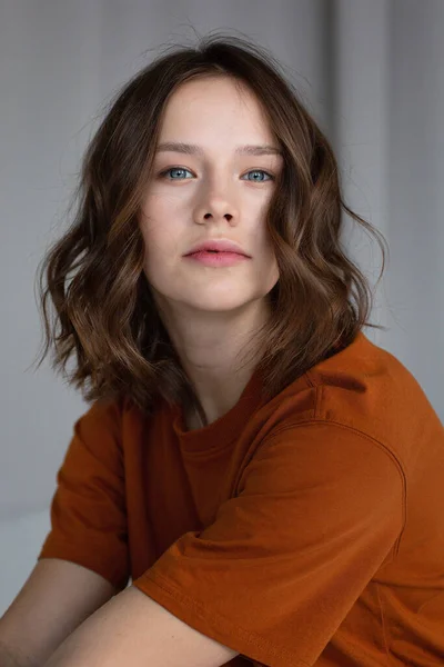 Porträtt Vit Europeisk Ung Flicka Med Kort Lockigt Hår Grå — Stockfoto