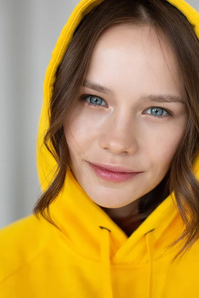 Retrato Branco Europeu Jovem Menina Isolada Bege Amarelo Brilhante — Fotografia de Stock