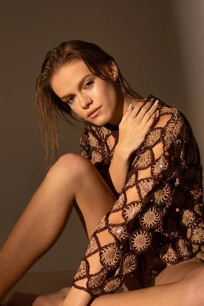 Tanned European Young Woman Wet Hair Sitting Isolated Dark Beige — Stock Photo, Image