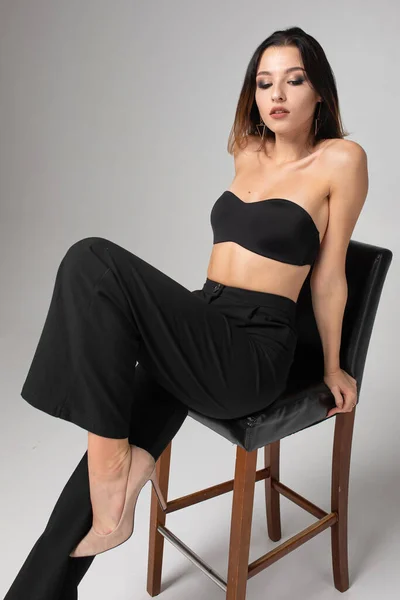 Mujer Joven Delgada Con Pelo Corto Oscuro Sentado Silla Aislado —  Fotos de Stock