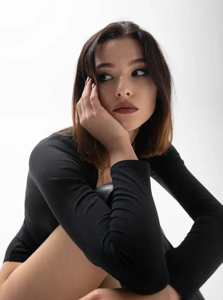 黒の服に短い暗い髪の若い女性の肖像 — ストック写真