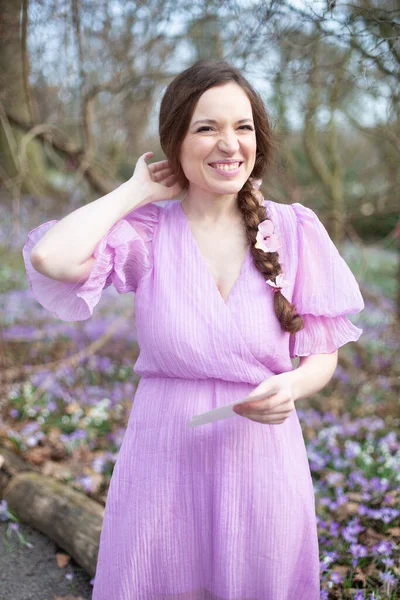 Mujer Europea Sonriente Vestido Lila Con Pelo Castaño Parque — Foto de Stock